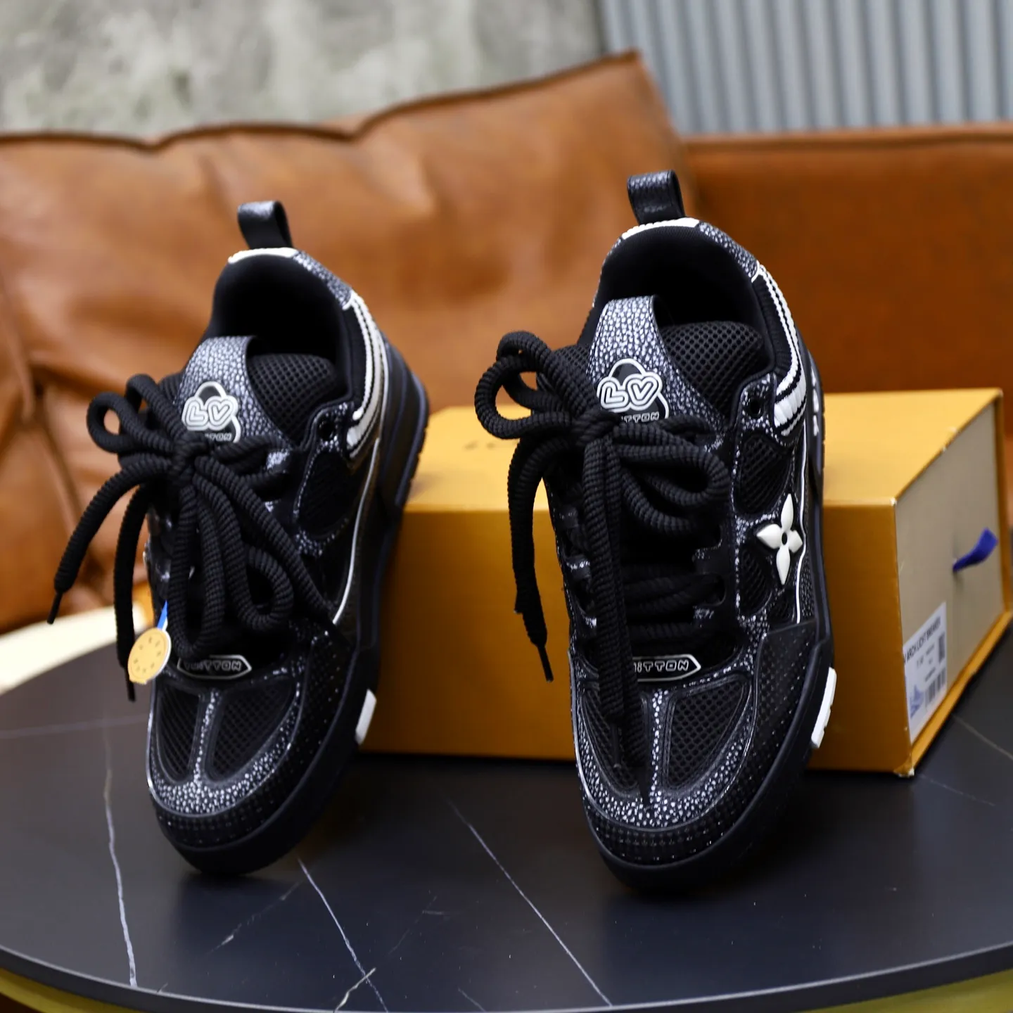 Ex-factory price: 860💰LV Couple👫Louis Vuitton TRAINER sneakers classic Louis Vuitton men's artistic director Virgil Abloh picked inspiration to create this LV Trainer sneaker. Yingze crystal inlays present a colorful effect. VS can be matched with two gorgeous effect colors. The LV letter logo badge on the tongue is gorgeous and noble. The LV letter is decorated on the side. The outsole is decorated with a Monogram flower pattern. It shows the trend of elegance and nobility! Men's and women's models: 35-46